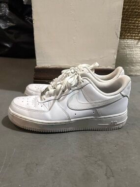 NIKE AIR FORCE 1 07’ WOMENS SNEAKERS, SIZE US 7.5, WHITE